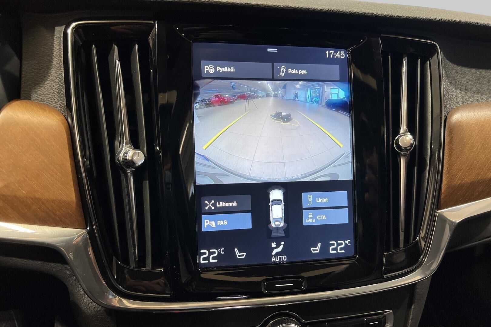 Volvo S90 iso kuva 16