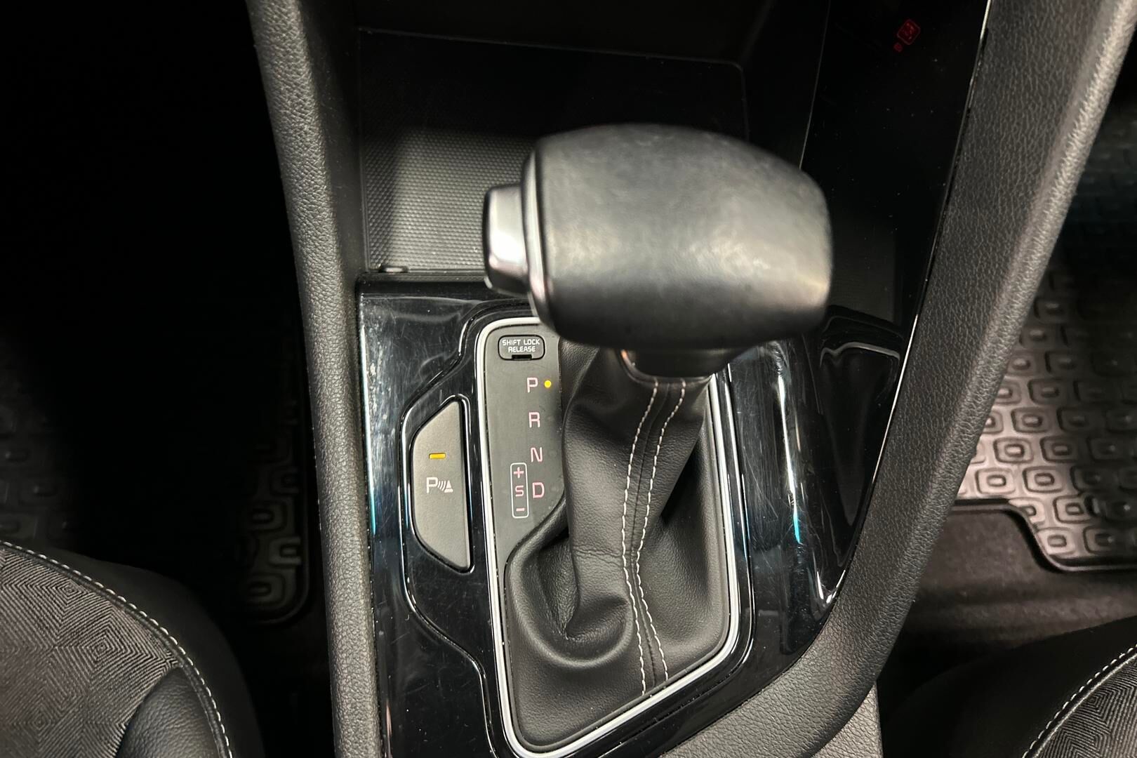 Kia Niro iso kuva 15