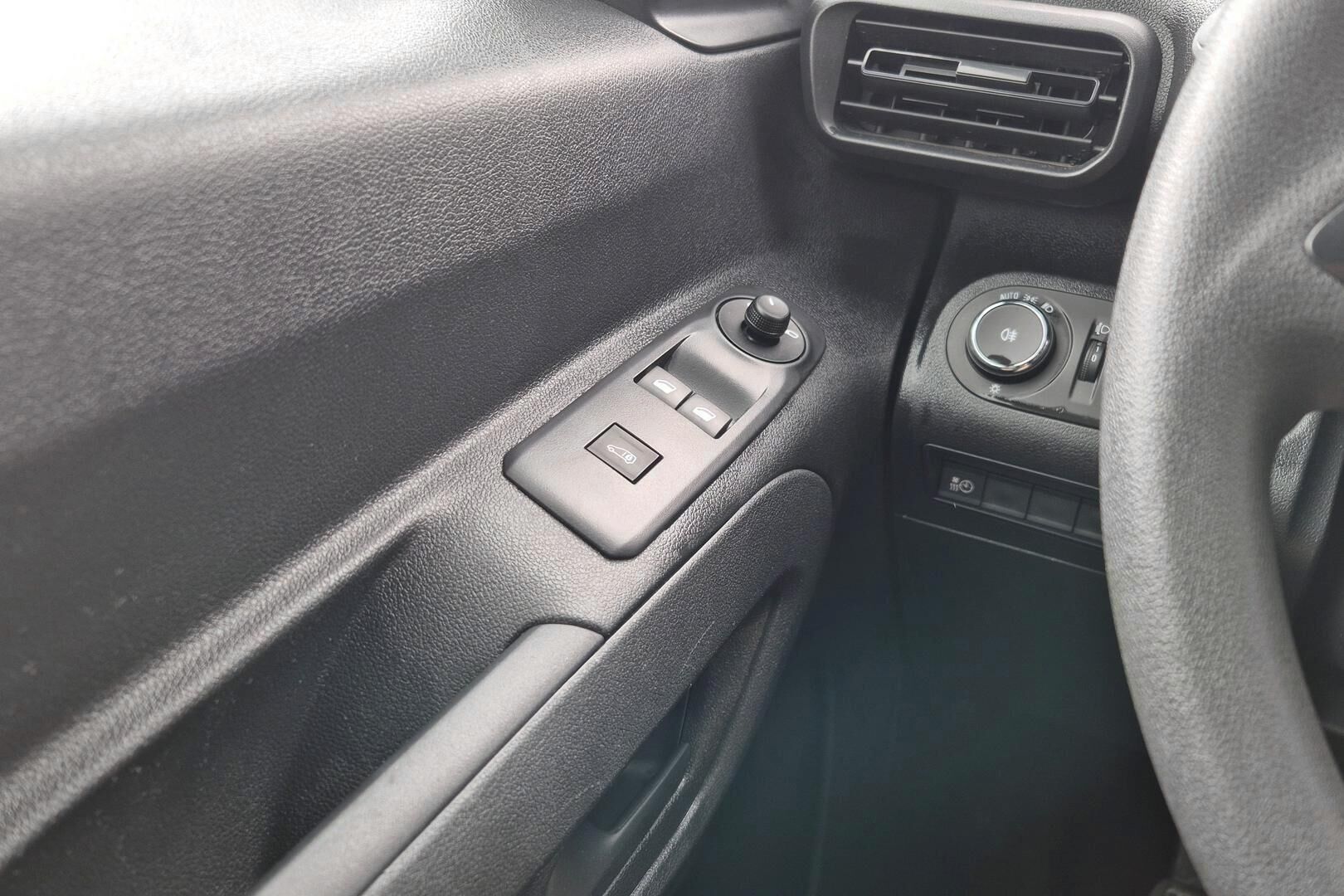Opel Combo iso kuva 17