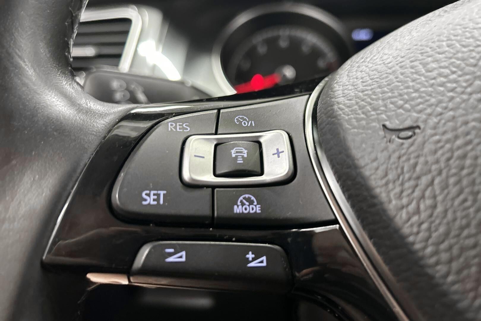 Volkswagen Golf iso kuva 10