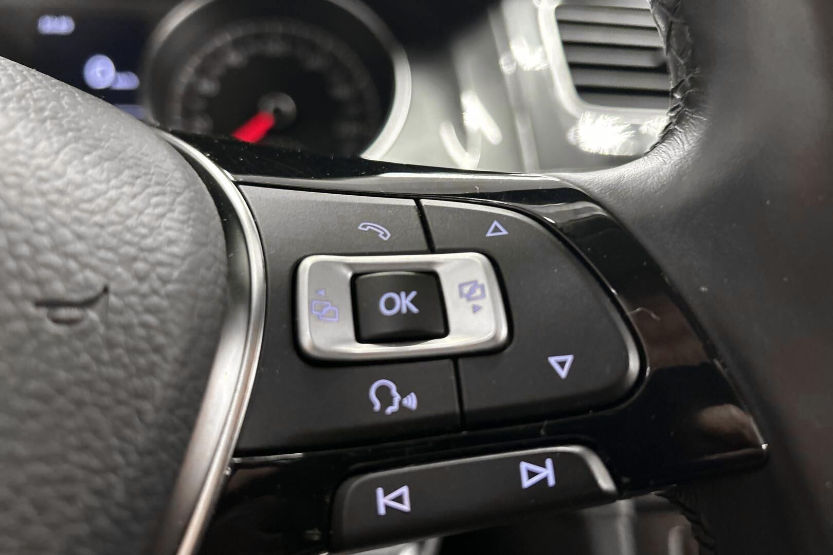 Volkswagen Golf iso kuva 11