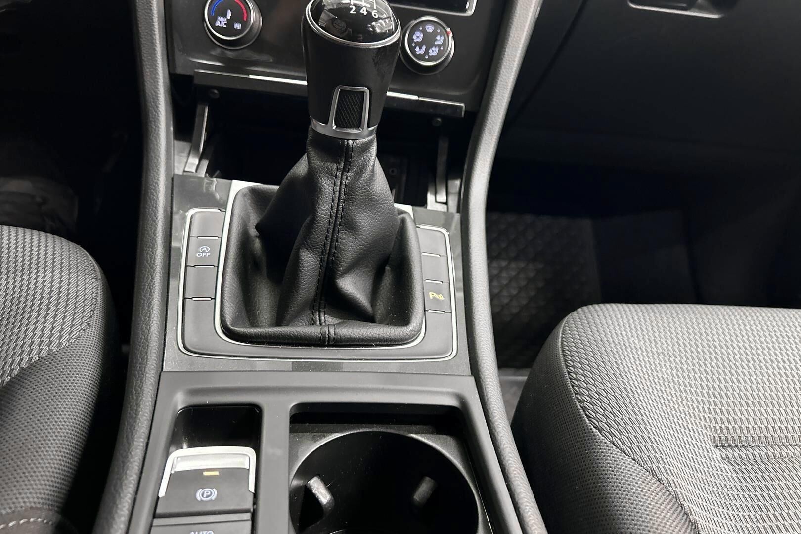 Volkswagen Golf iso kuva 15