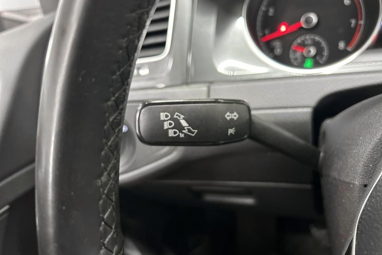 Volkswagen Golf iso kuva 17