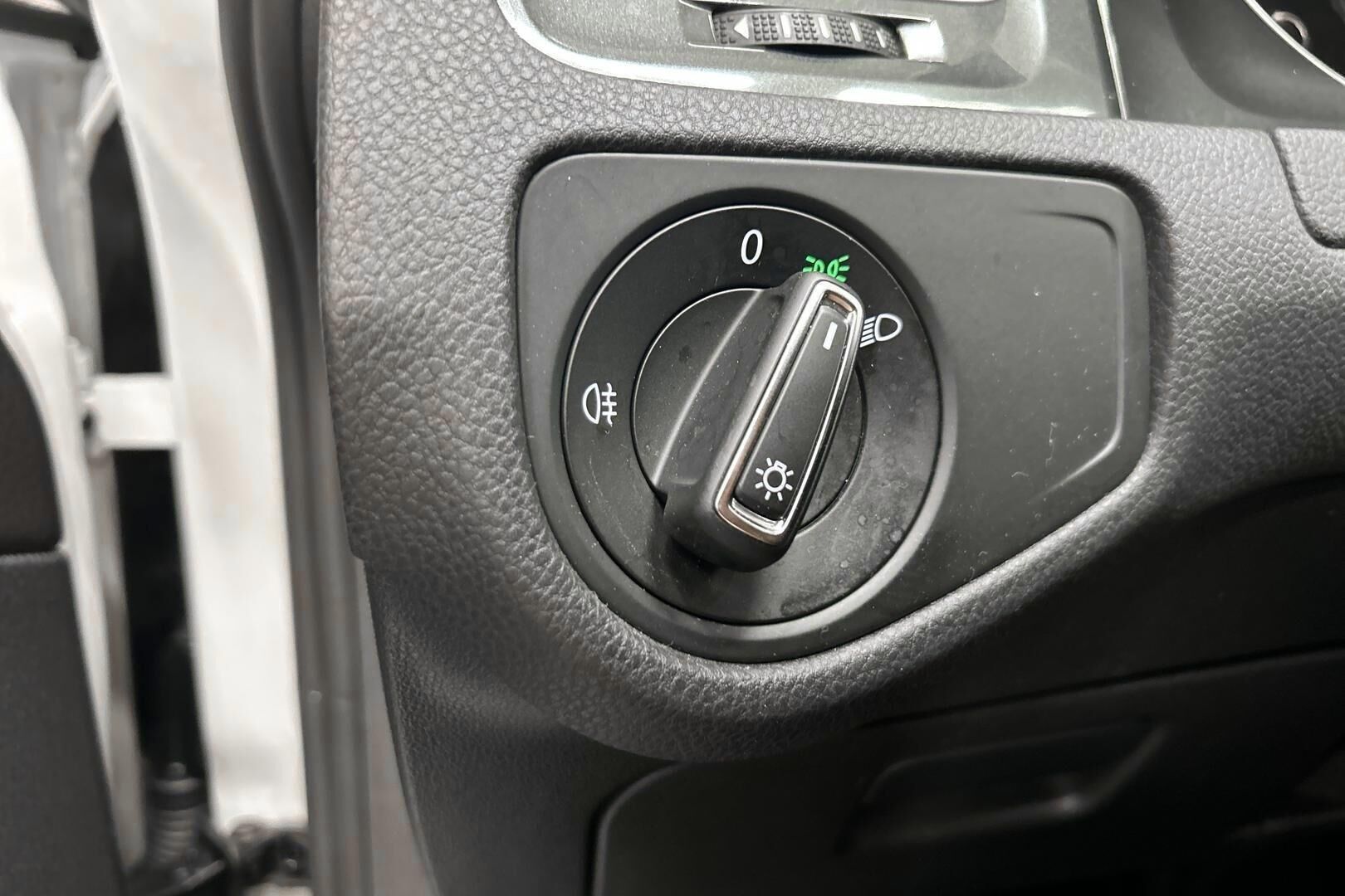 Volkswagen Golf iso kuva 18