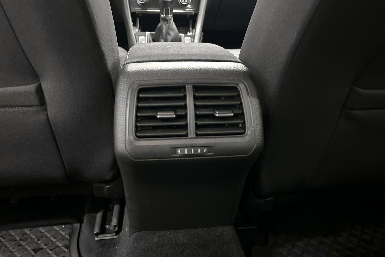 Volkswagen Golf iso kuva 23
