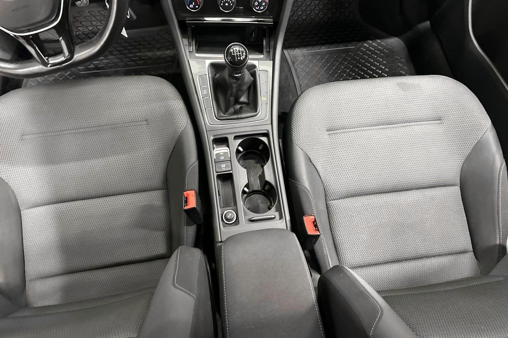 Volkswagen Golf iso kuva 24