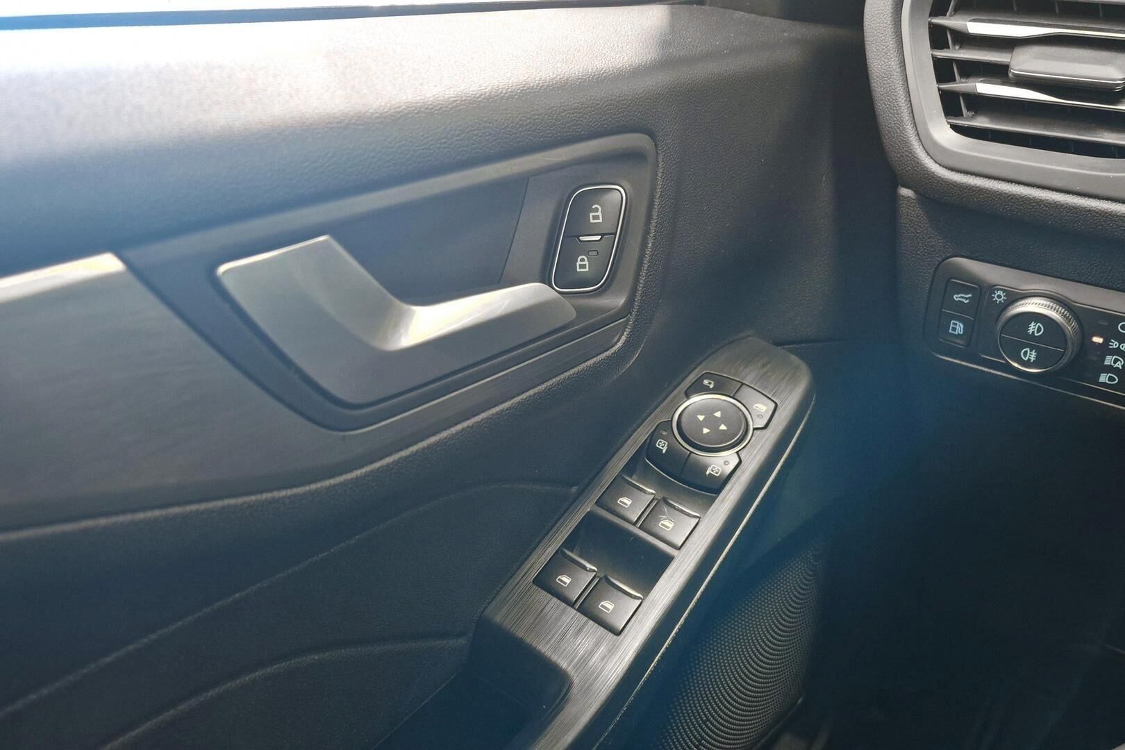 Ford Kuga iso kuva 21