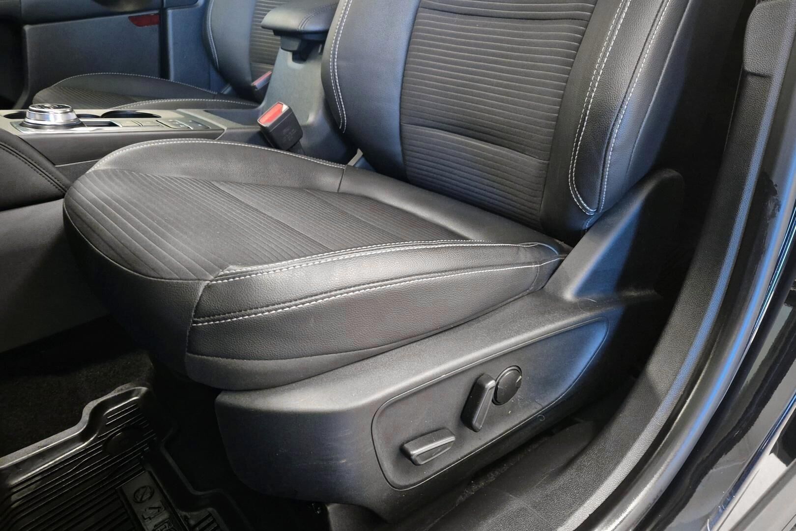 Ford Kuga iso kuva 23