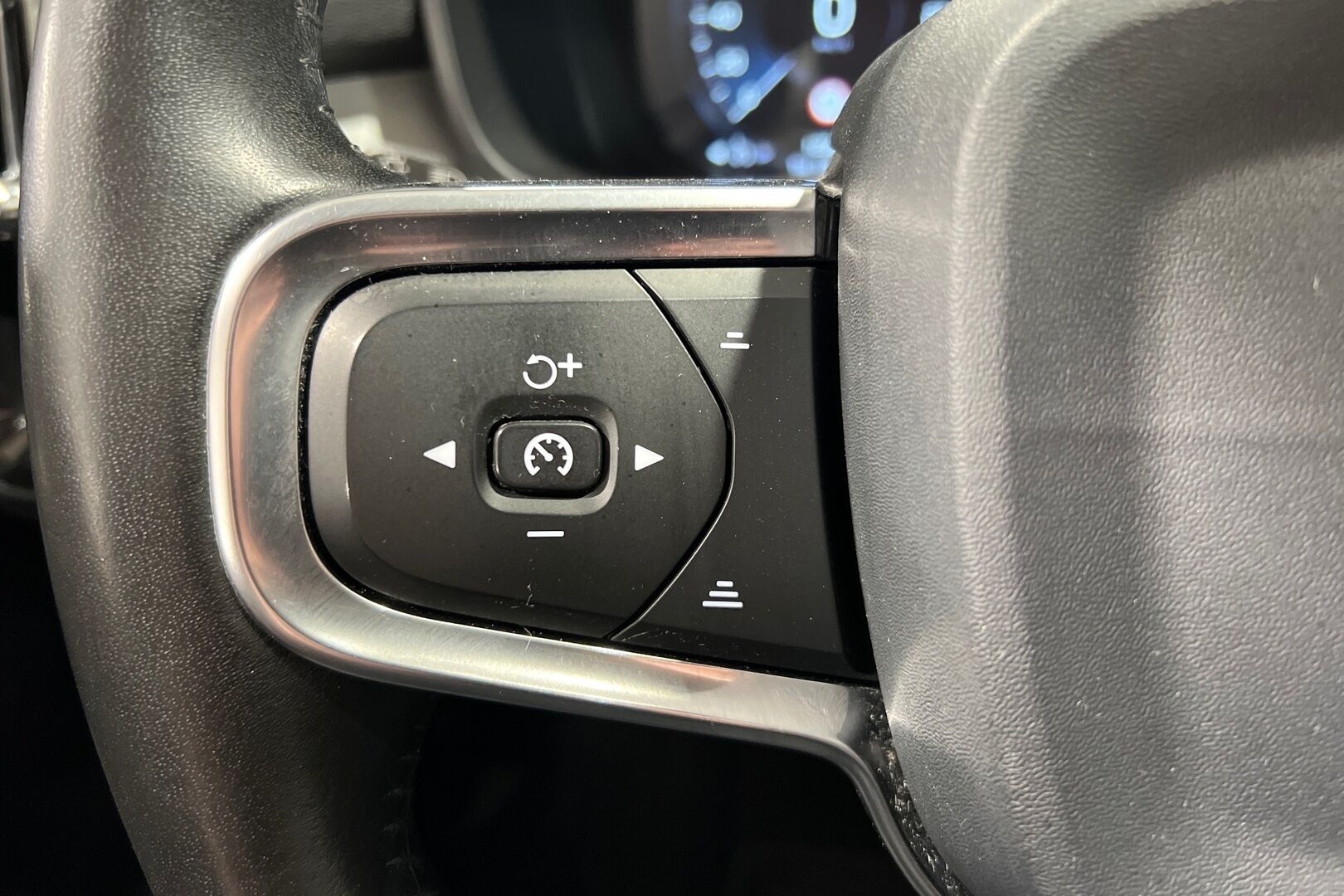 Volvo XC40 iso kuva 14