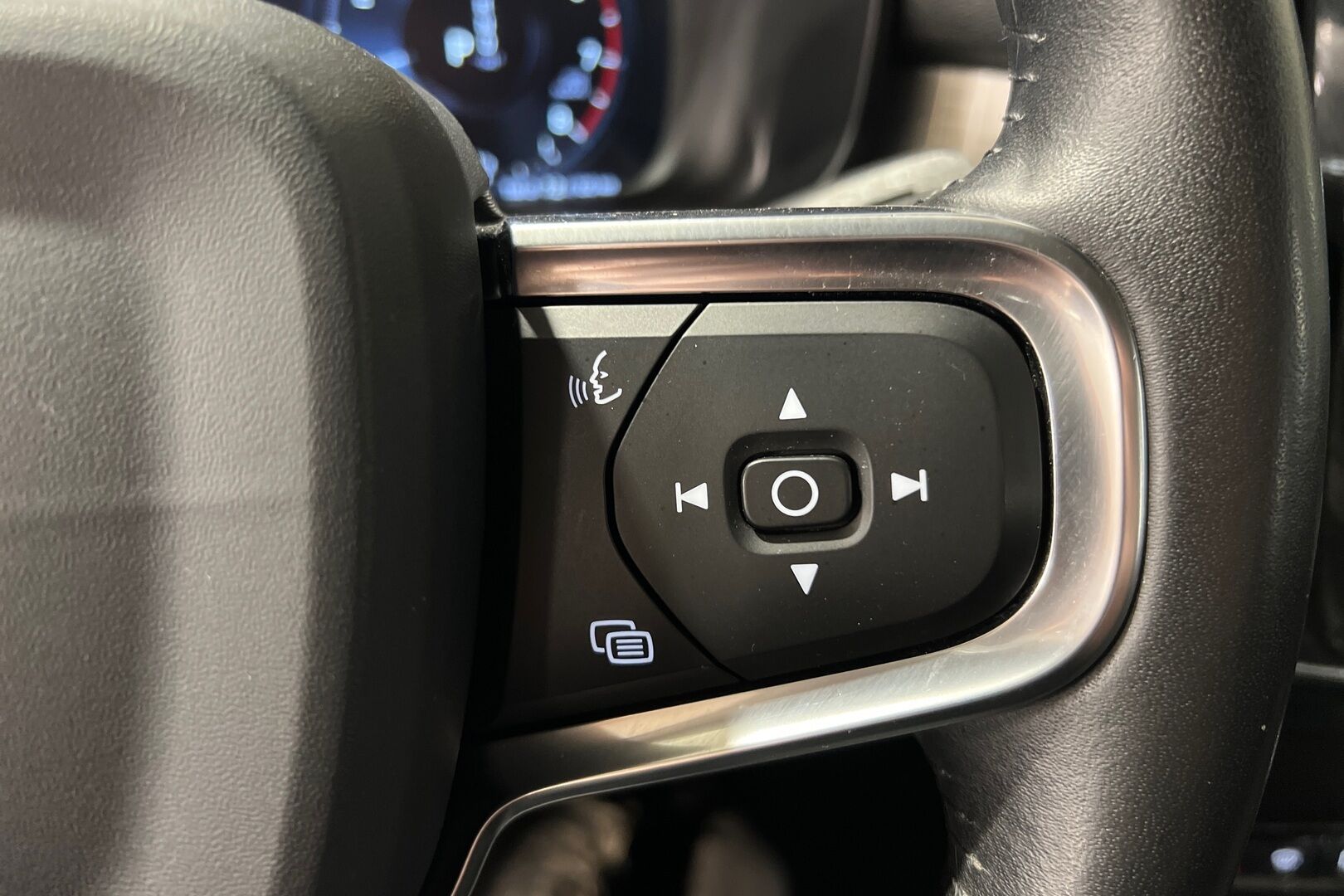 Volvo XC40 iso kuva 18