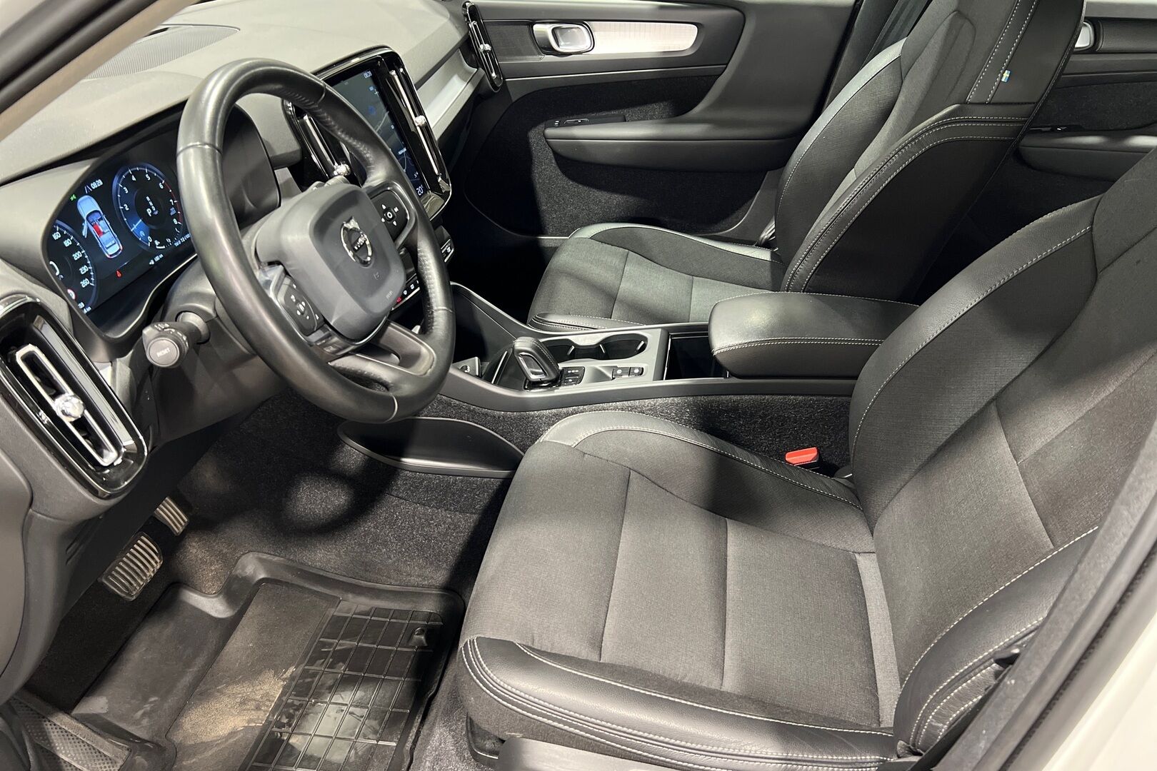 Volvo XC40 iso kuva 7