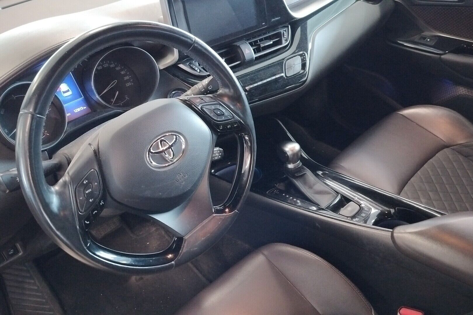 Toyota C-HR iso kuva 1