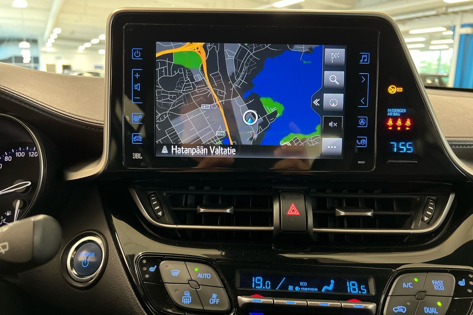 Toyota C-HR iso kuva 11