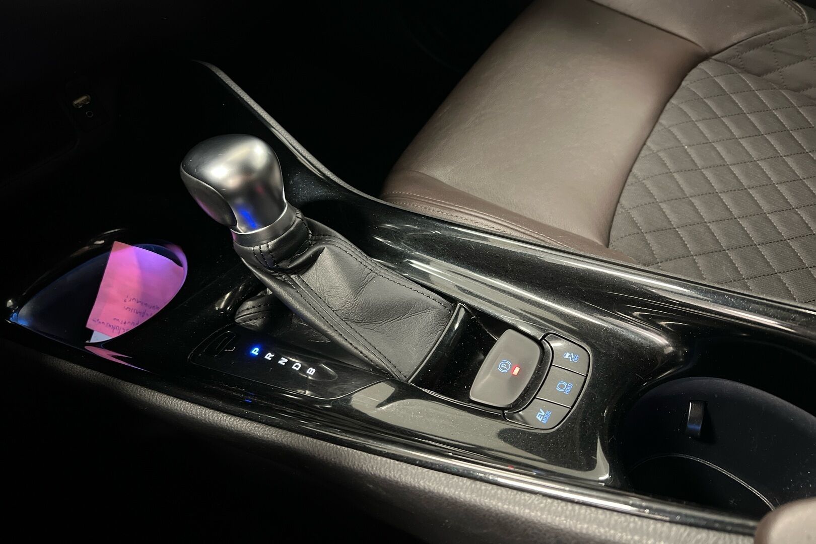 Toyota C-HR iso kuva 18