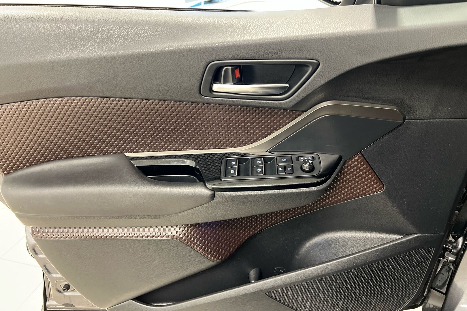 Toyota C-HR iso kuva 15