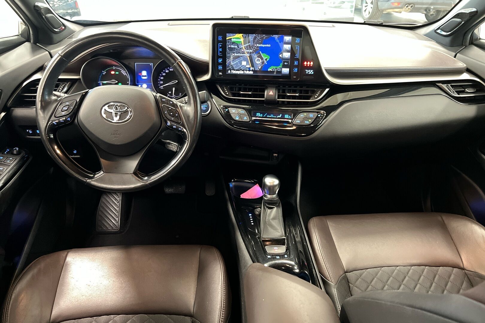 Toyota C-HR iso kuva 16