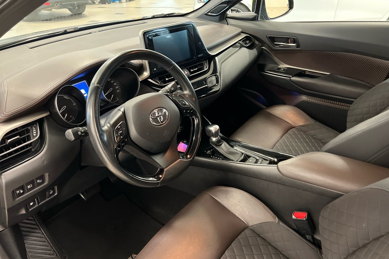 Toyota C-HR iso kuva 6
