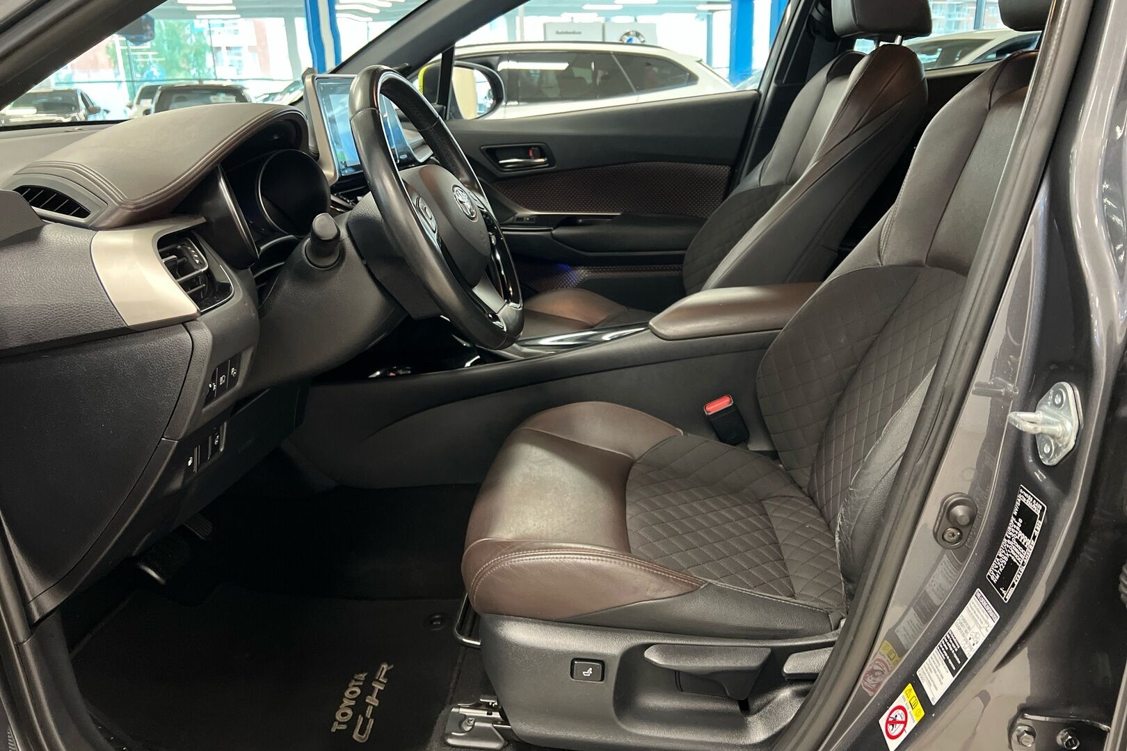 Toyota C-HR iso kuva 7