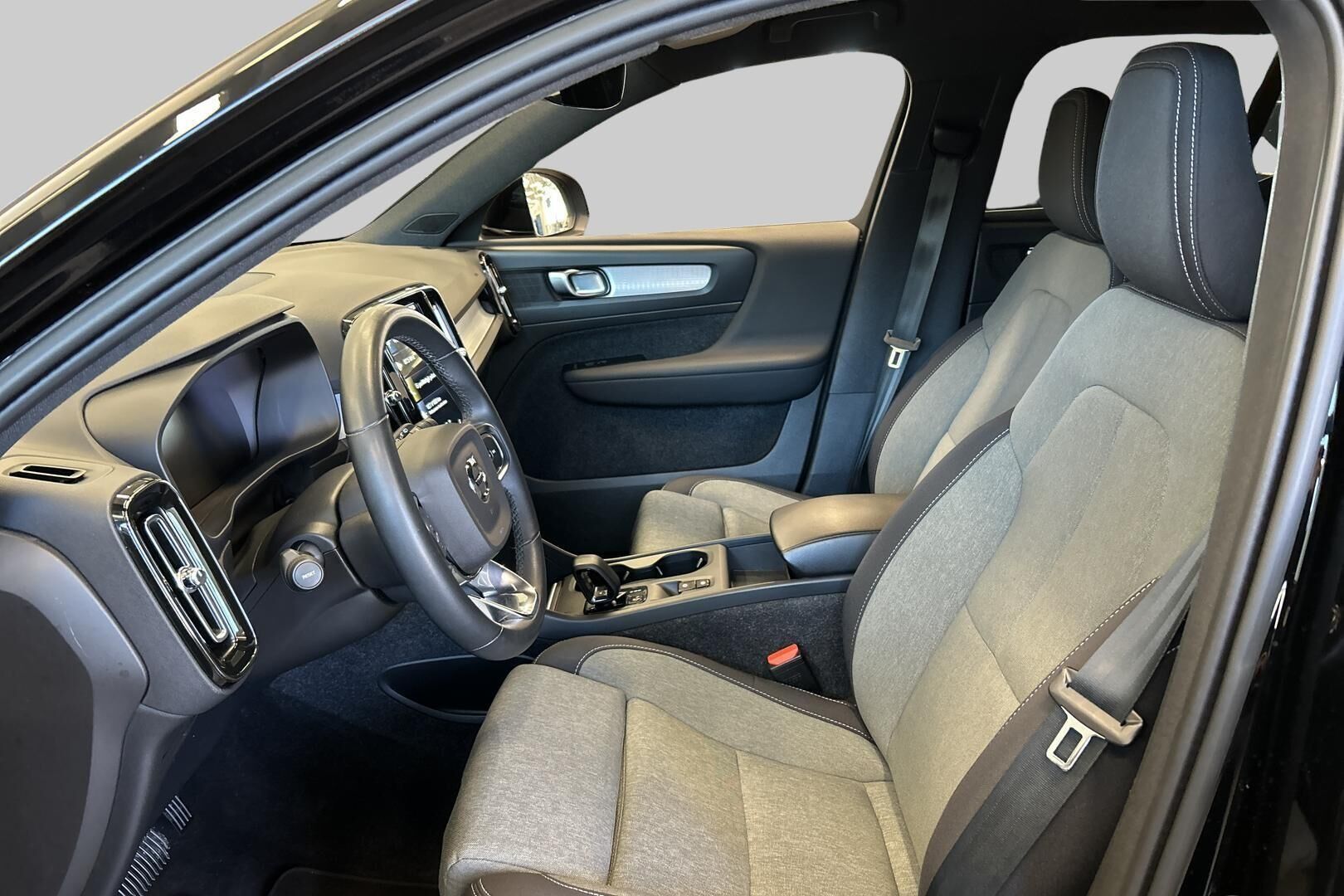 Volvo XC40 iso kuva 9