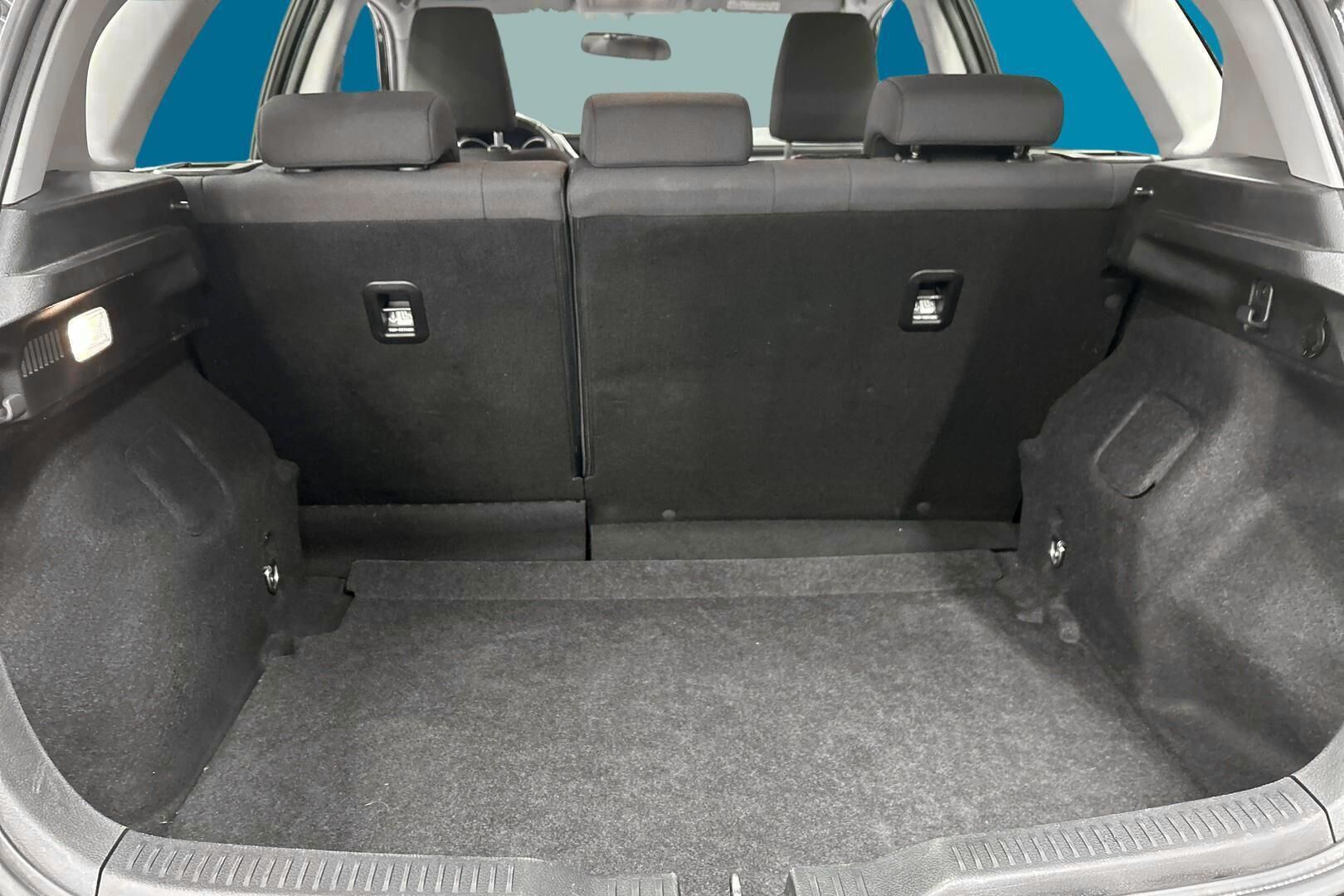 Toyota Auris iso kuva 12