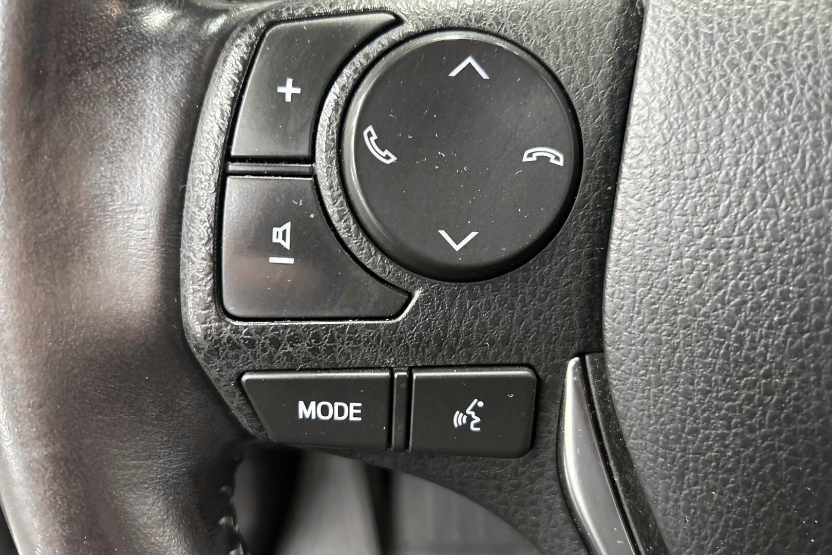 Toyota Auris iso kuva 14