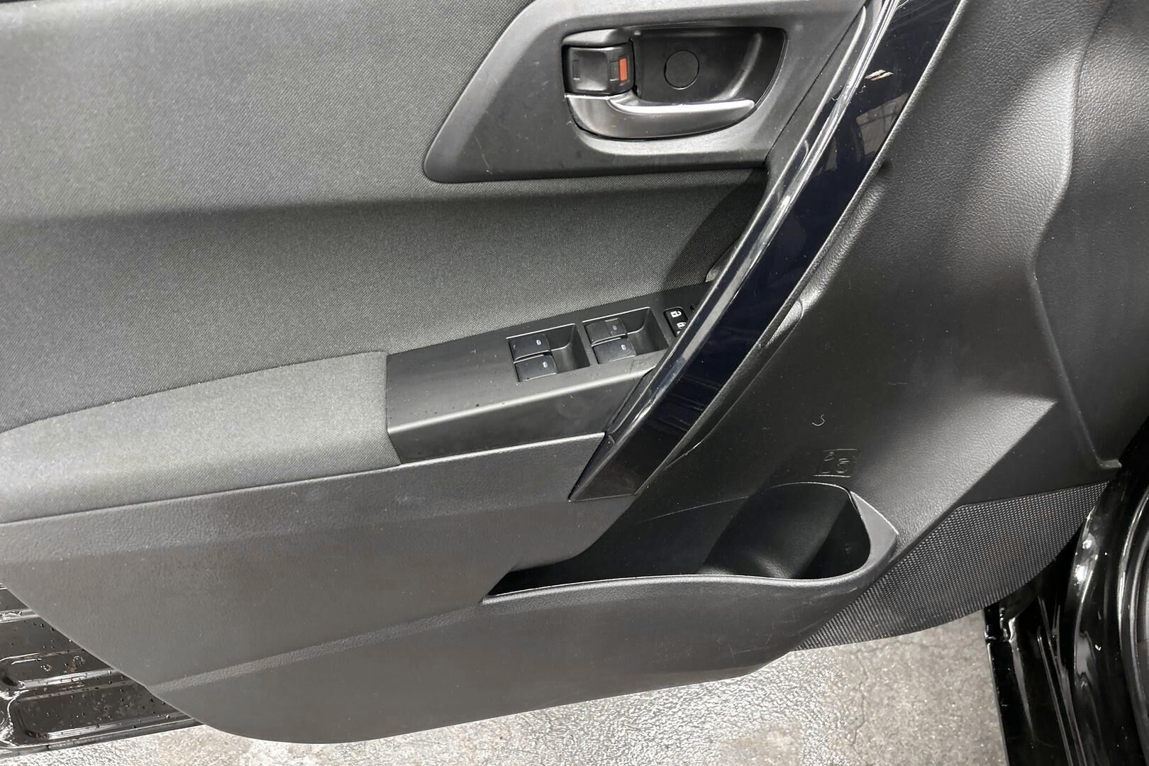 Toyota Auris iso kuva 14