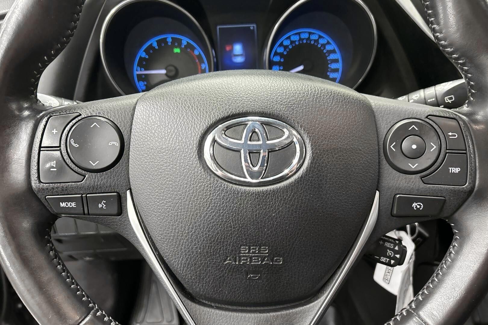 Toyota Auris iso kuva 18