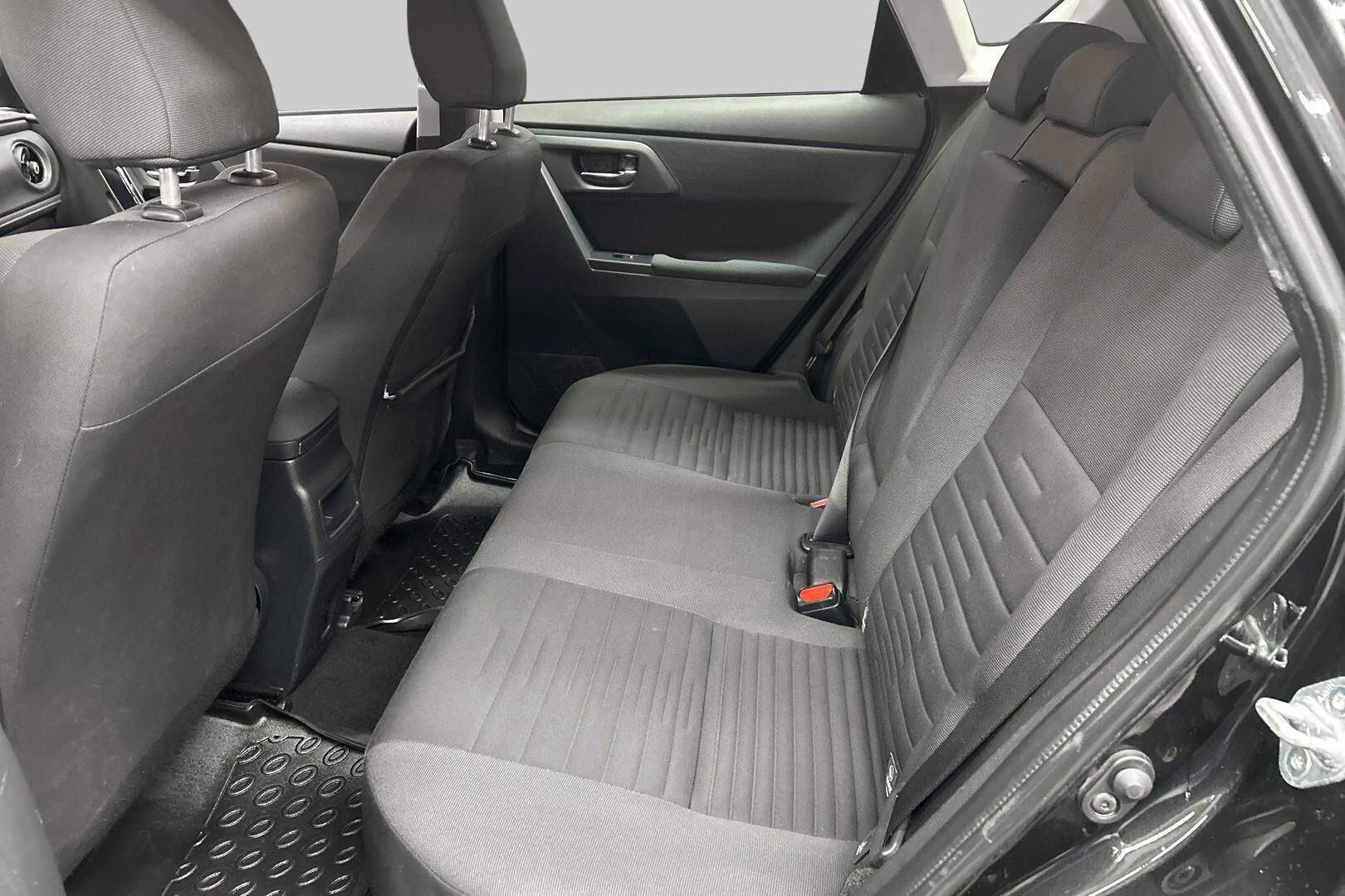 Toyota Auris iso kuva 9