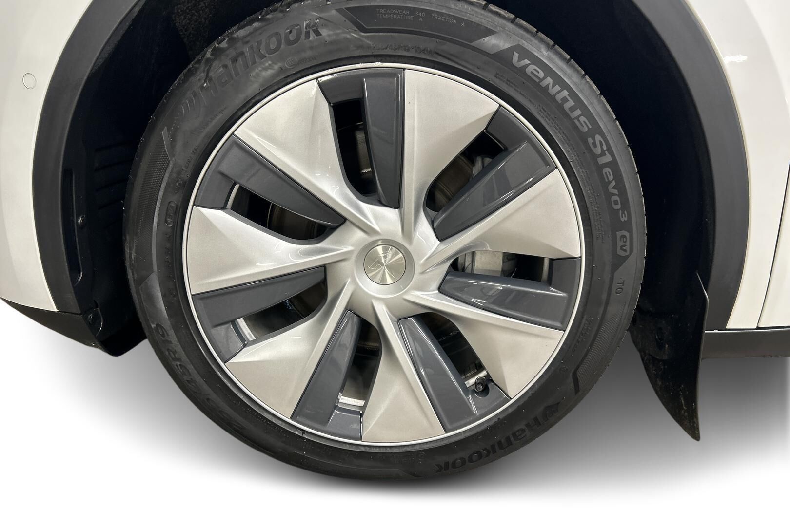 Tesla Model Y iso kuva 8