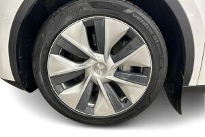 Tesla Model Y esikatselu 8