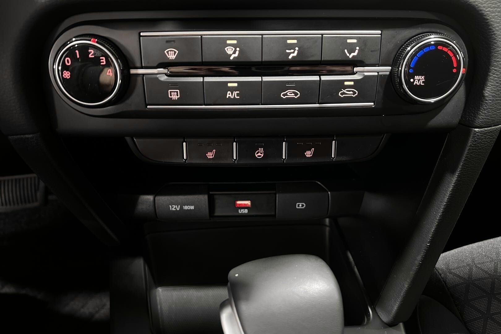 Kia Ceed iso kuva 10