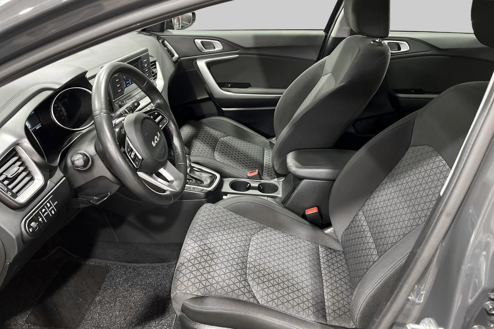Kia Ceed iso kuva 5