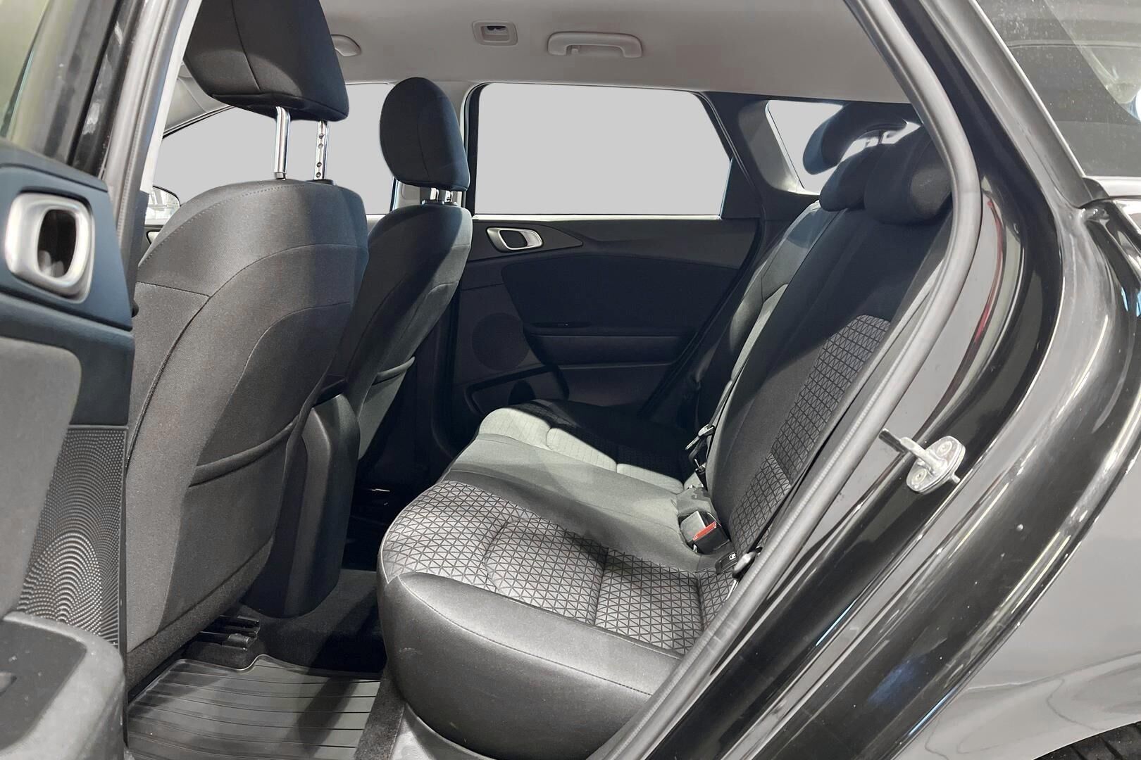 Kia Ceed iso kuva 10