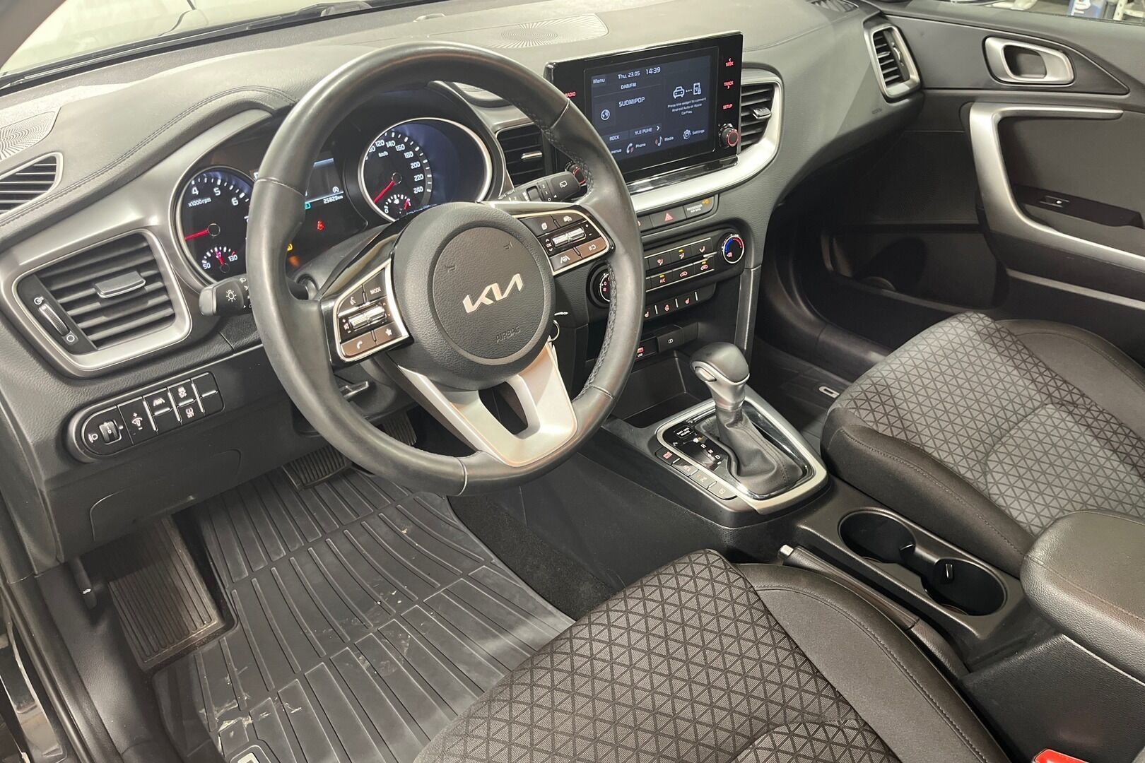 Kia Ceed iso kuva 2