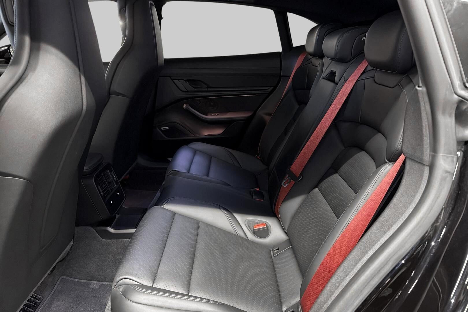 Porsche Taycan iso kuva 10