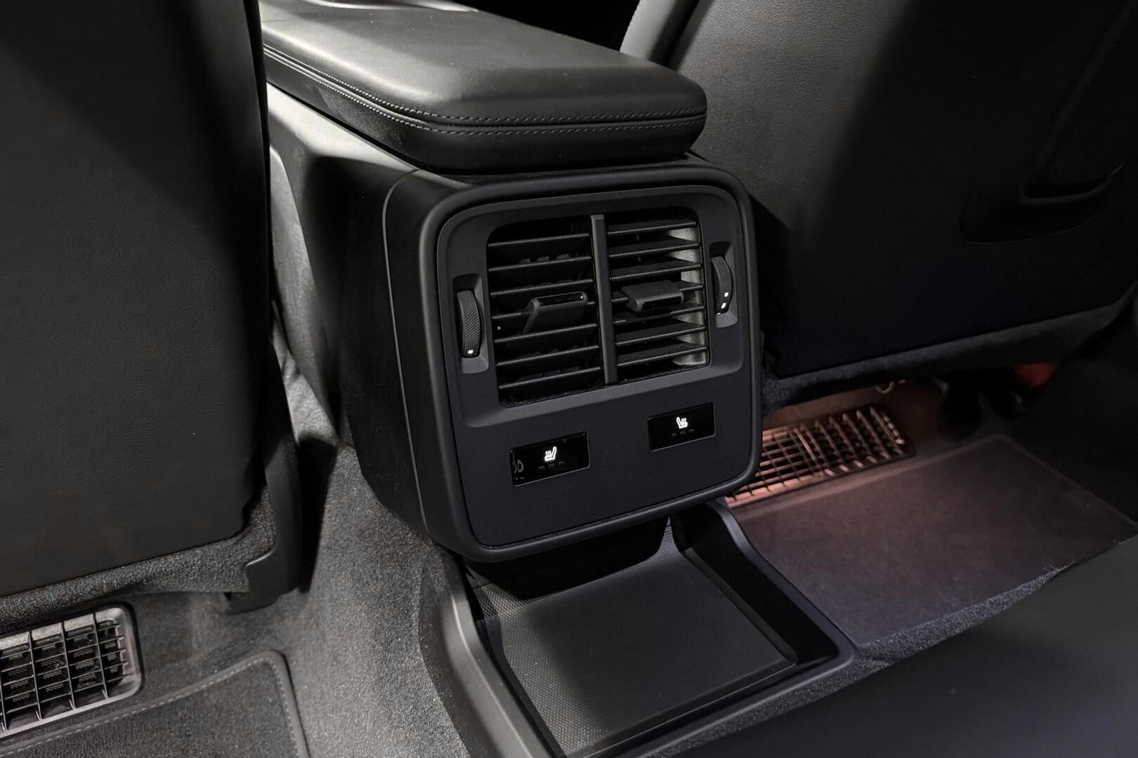 Porsche Taycan iso kuva 16