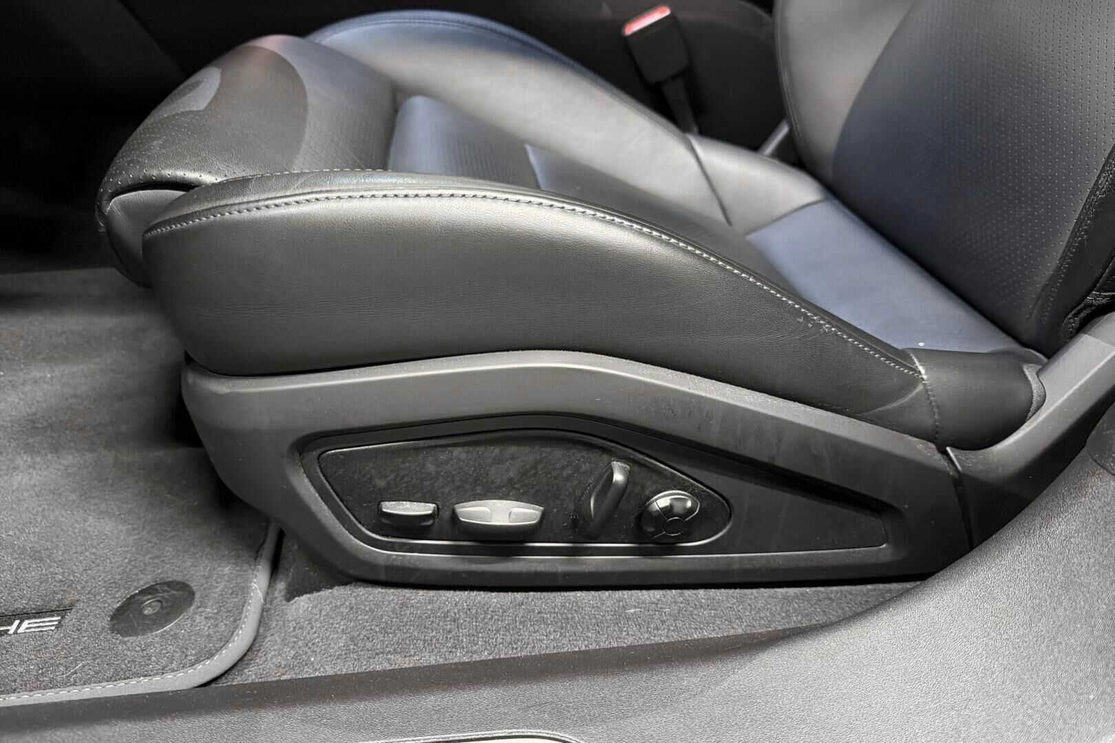 Porsche Taycan iso kuva 17