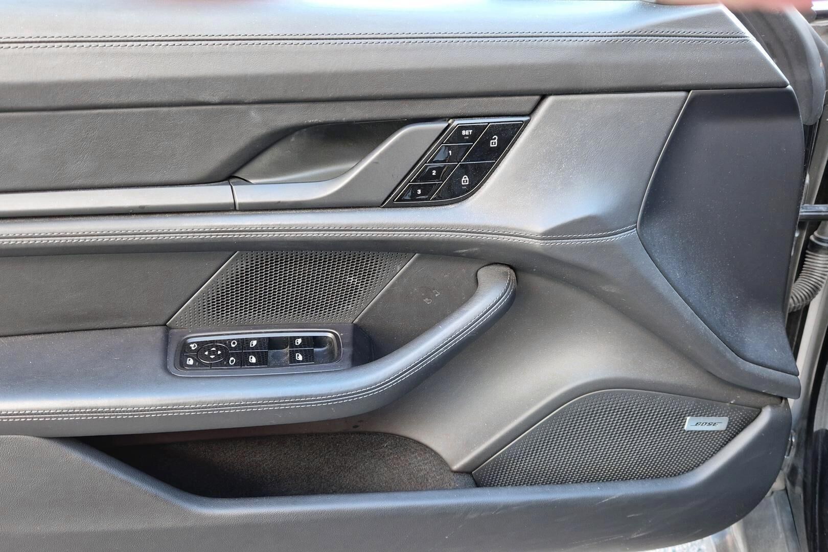 Porsche Taycan iso kuva 5