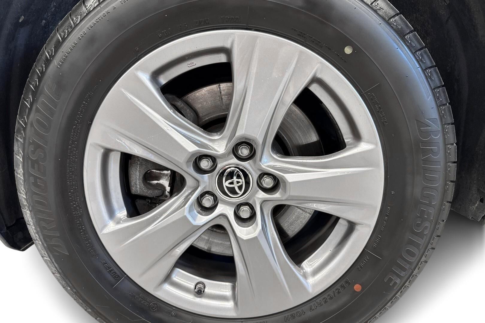 Toyota RAV4 iso kuva 13