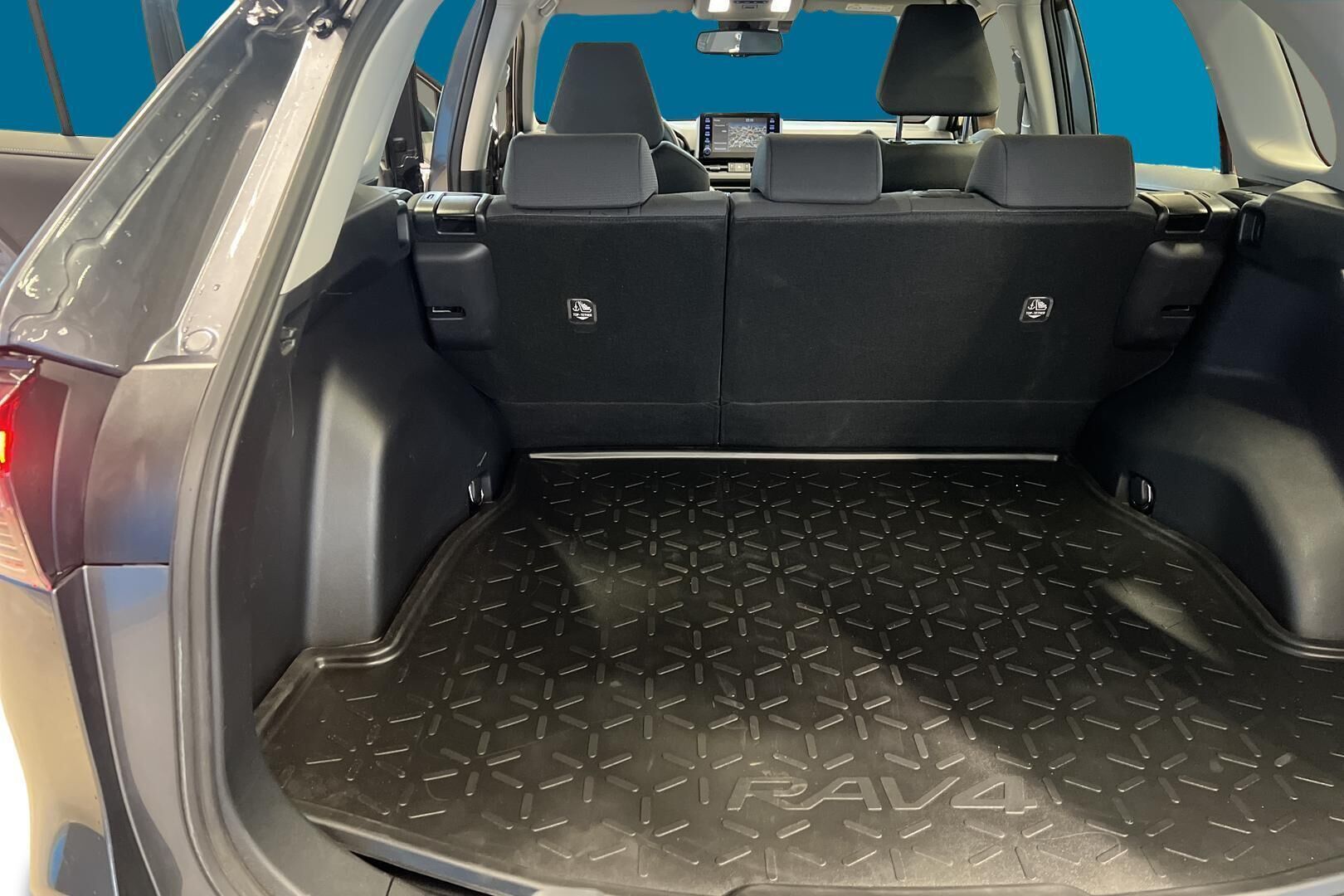 Toyota RAV4 iso kuva 12