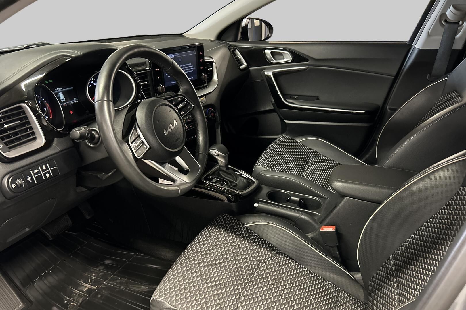 Kia Ceed iso kuva 8