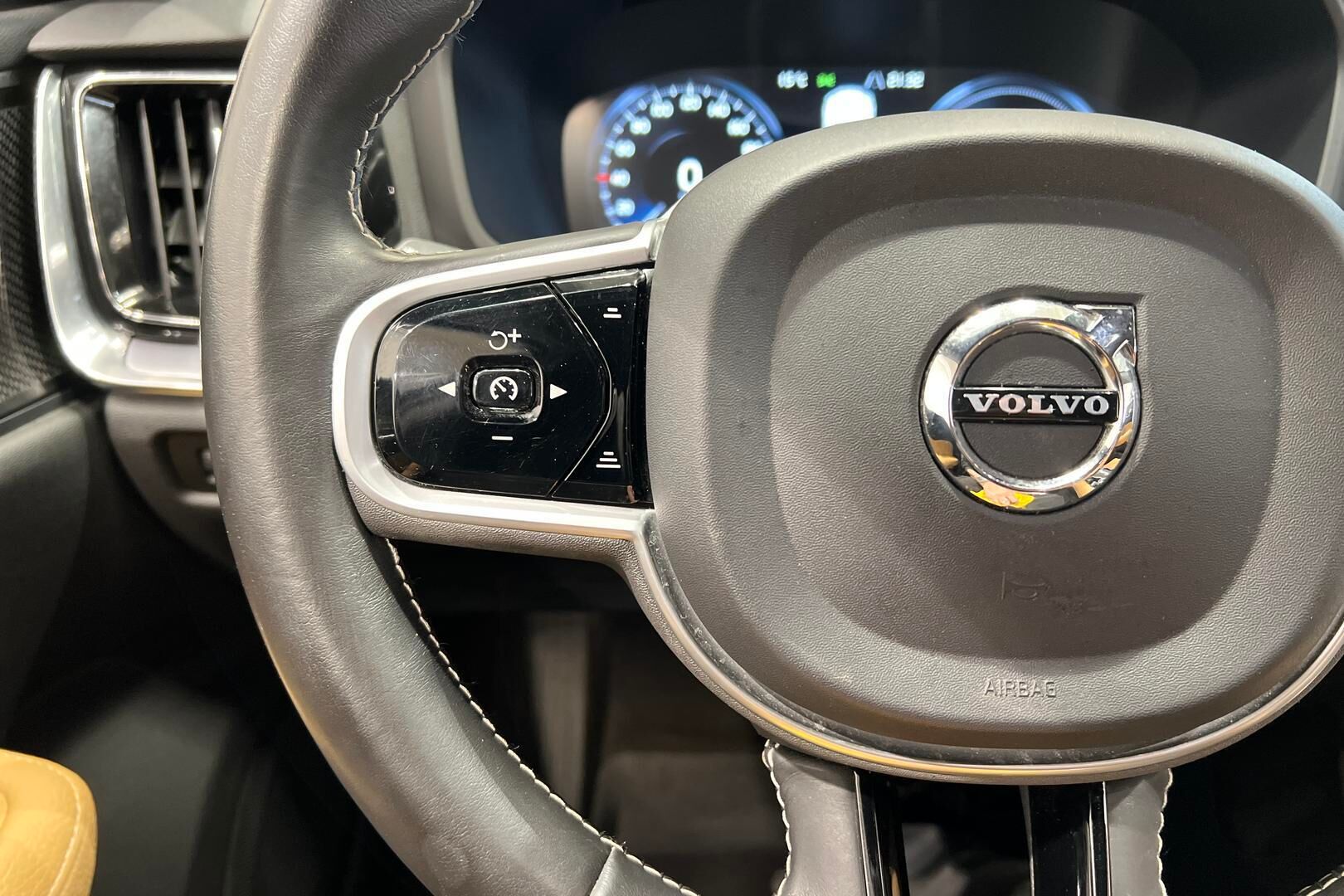 Volvo V60 iso kuva 23