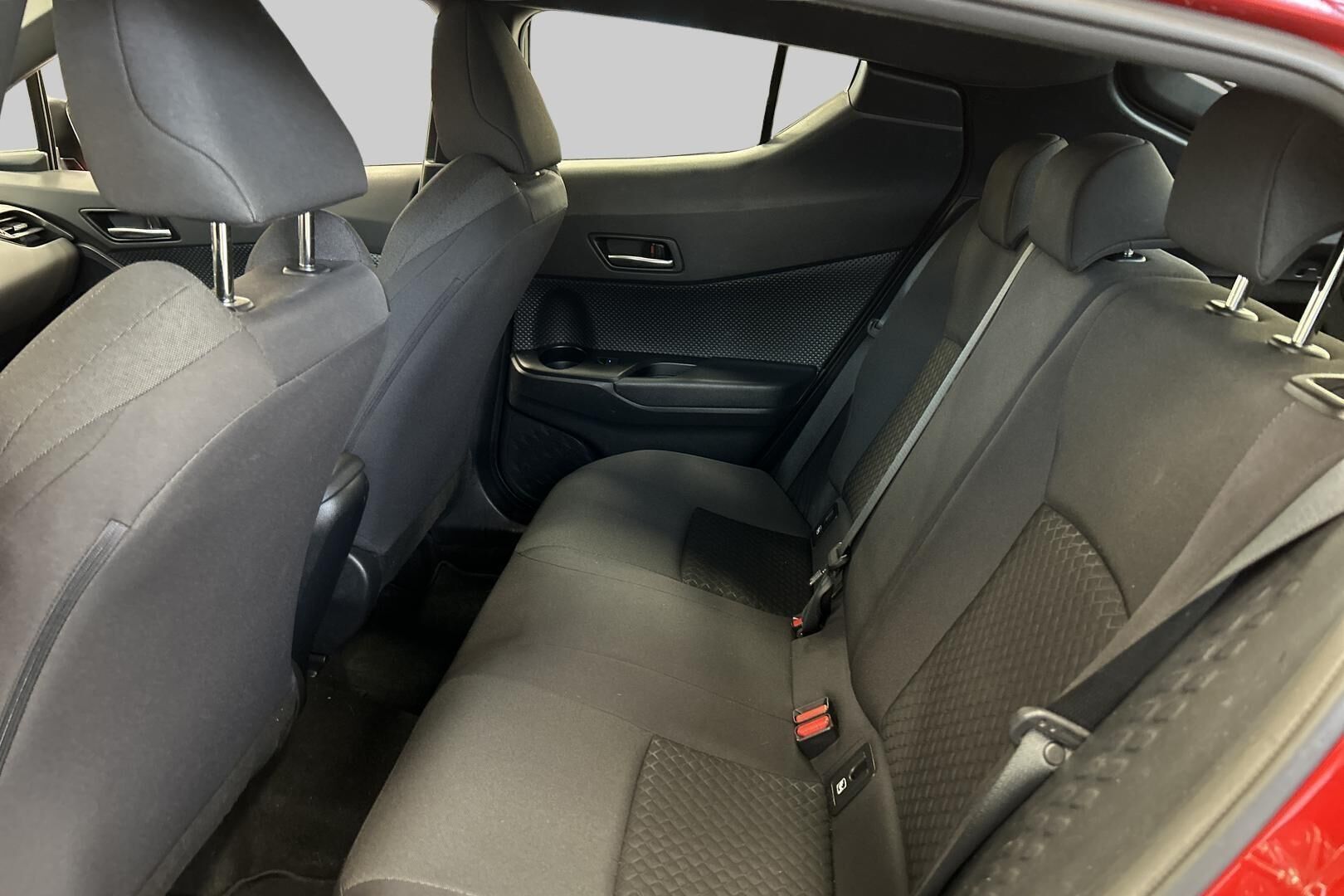 Toyota C-HR iso kuva 10