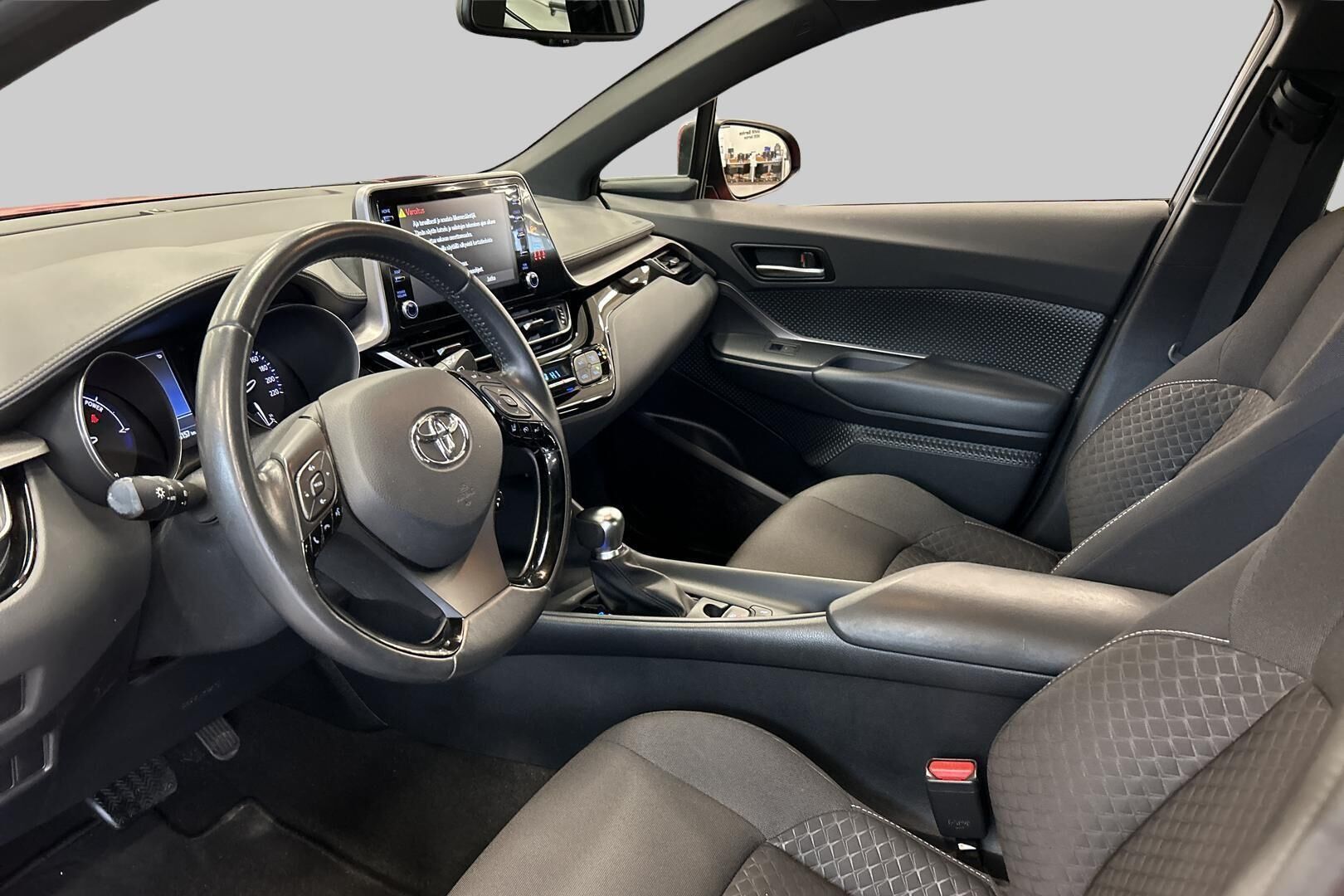 Toyota C-HR iso kuva 9