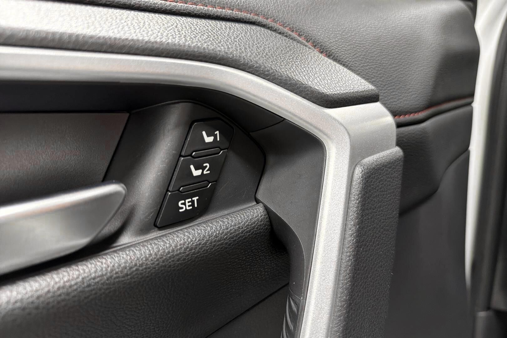 Toyota RAV4 Plug-in iso kuva 15
