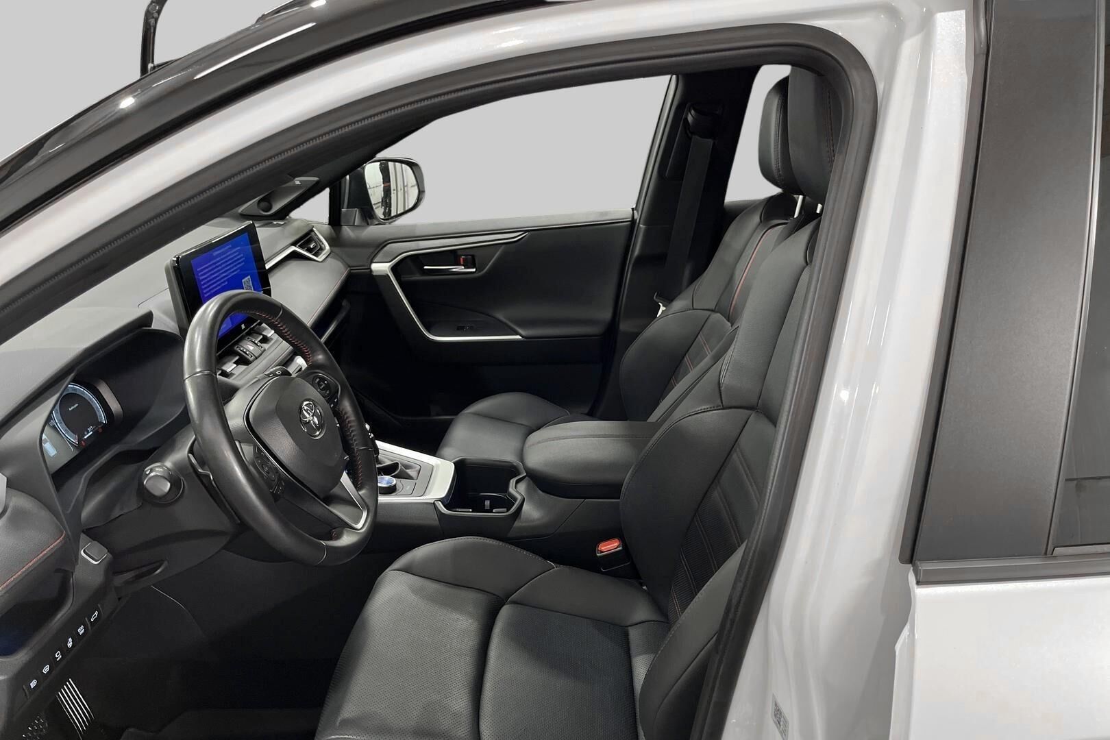 Toyota RAV4 Plug-in iso kuva 8