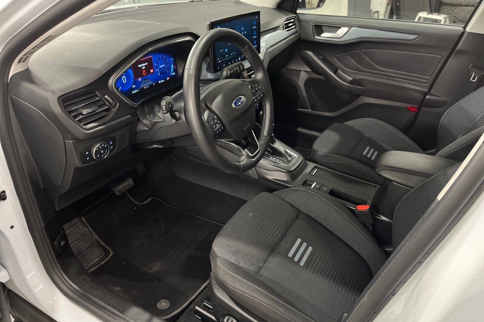 Ford Focus iso kuva 6