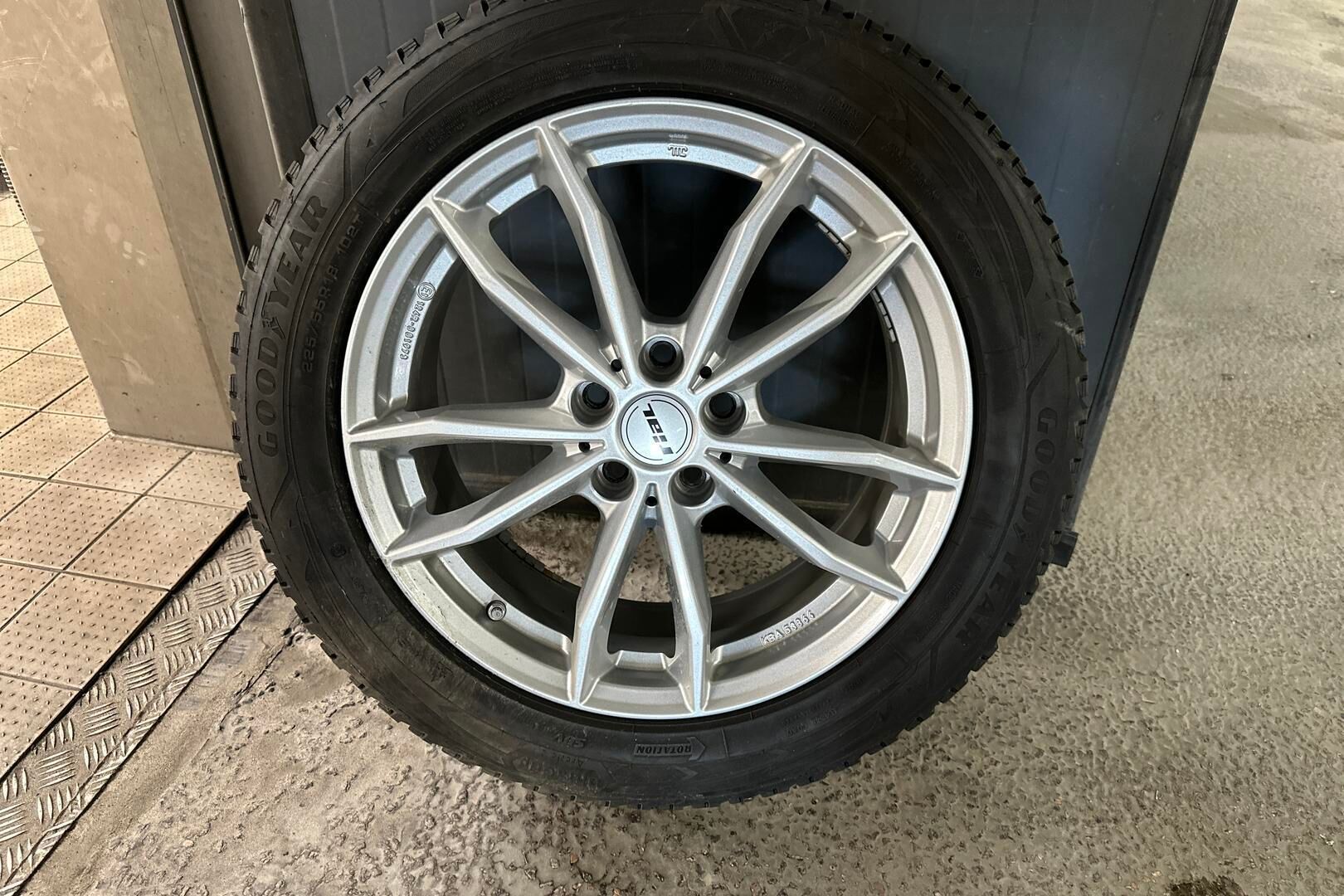 BMW X1 iso kuva 12
