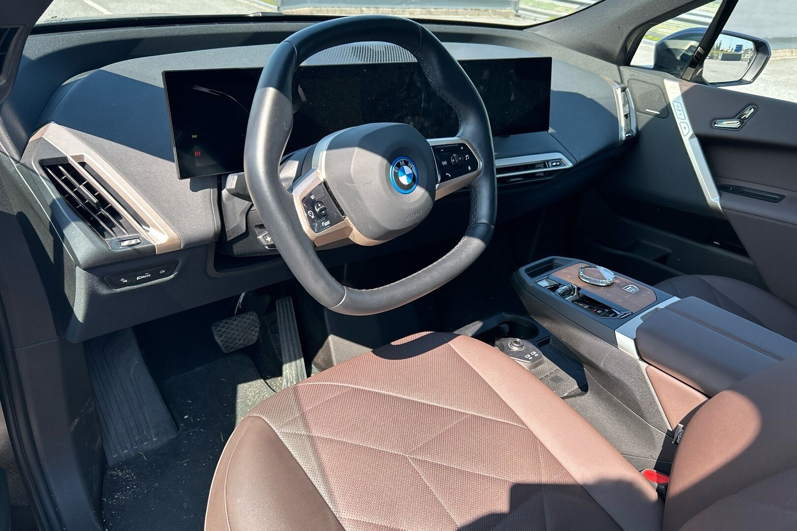 BMW iX iso kuva 0