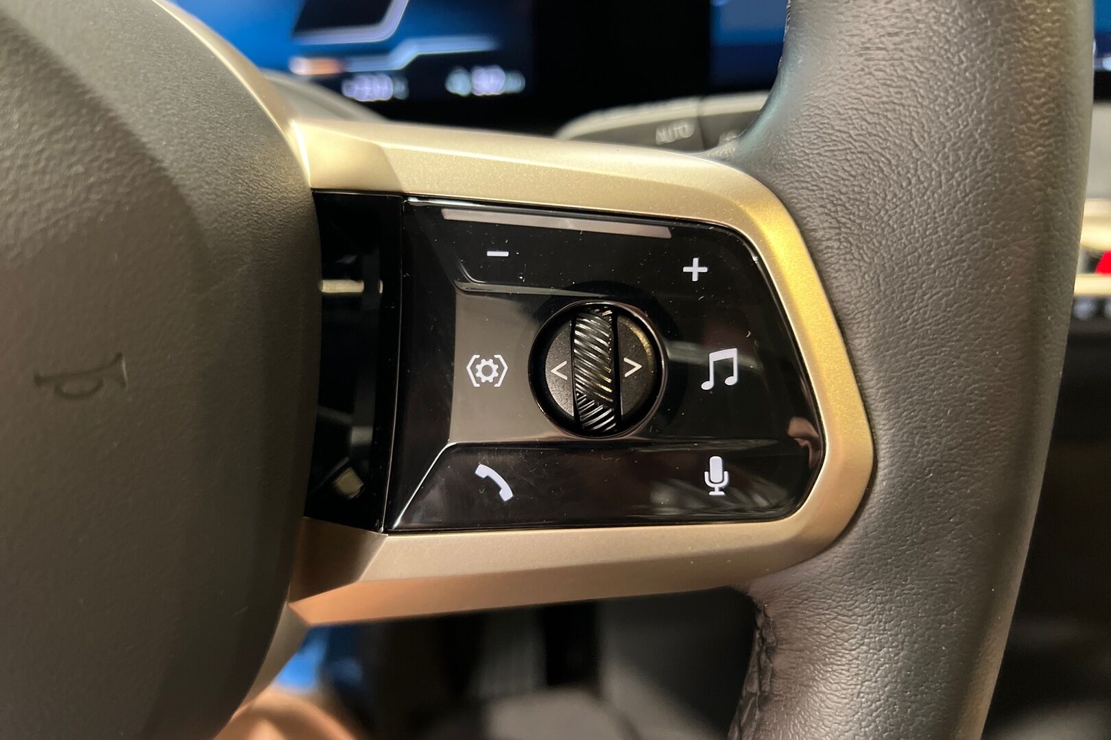 BMW iX iso kuva 11
